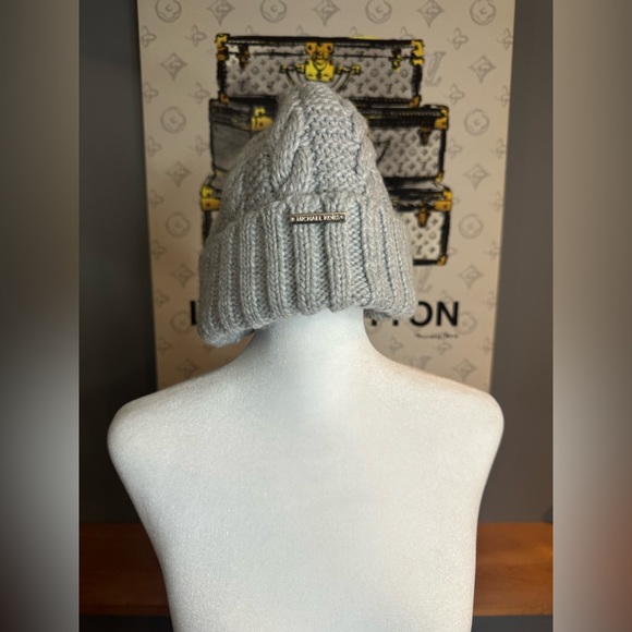 NWOT MICHAEL KORS GRAY CABLE KNIT  FALL & WINTER HAT - Picture 1 of 6